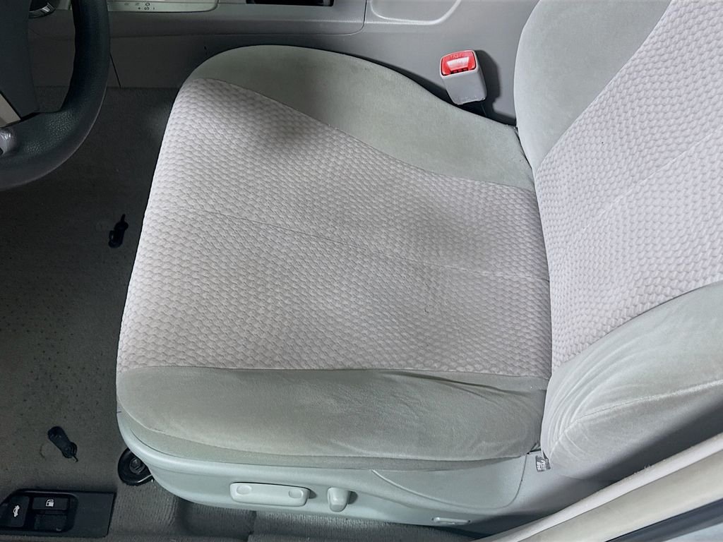Used 2011 Silver Toyota  image 18