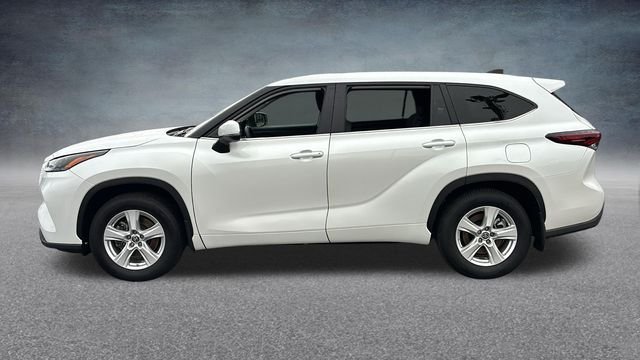 Used 2025 Pearl Toyota LE image 4