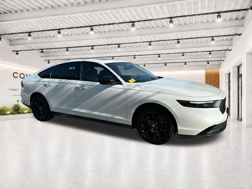 Used 2025 White Honda SE image 15