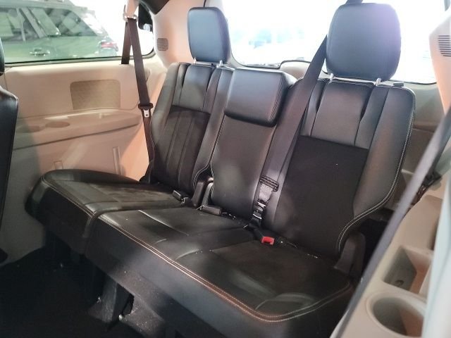Used 2020 Brilliant Black Crystal Pearlcoat Dodge SXT image 11
