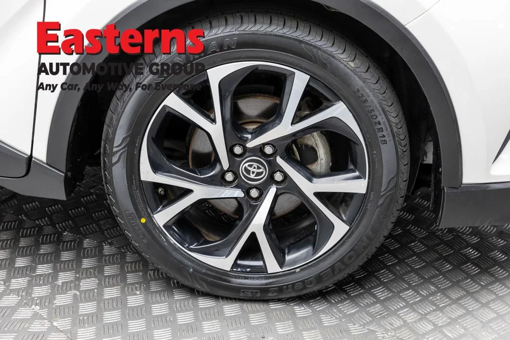 Used 2018 White Toyota XLE Premium image 31