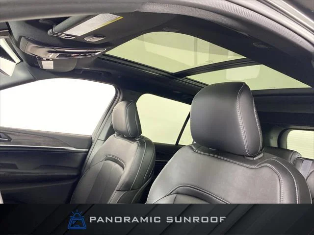 New 2026 Diamond Black Crystal Pearl-Coat Exterior Paint Jeep Limited image 2