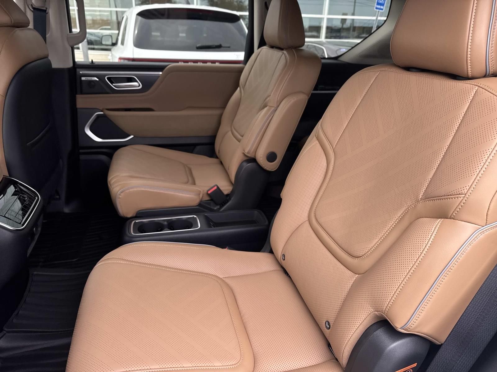 New 2027 RADIANT WHITE INFINITI Luxe 2WD image 9