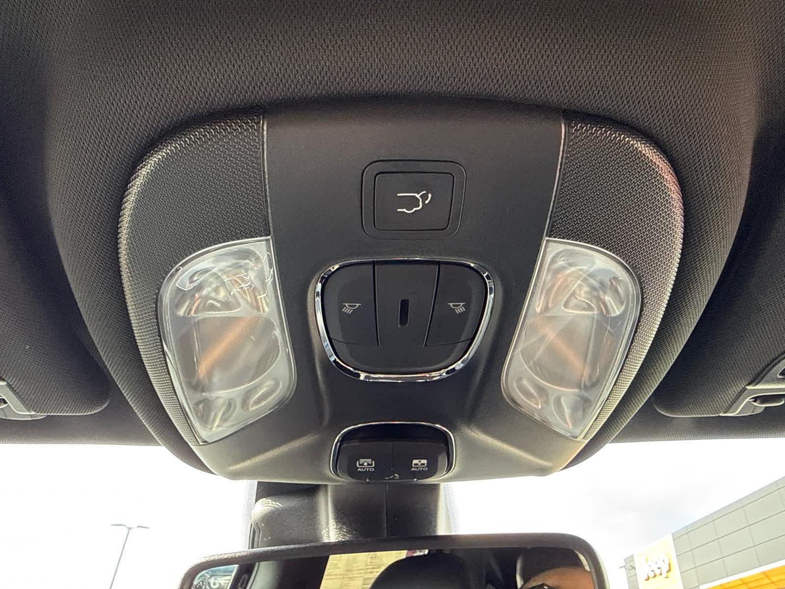 New 2026 Diamond Black Crystal Pearlcoat Jeep Latitude image 26