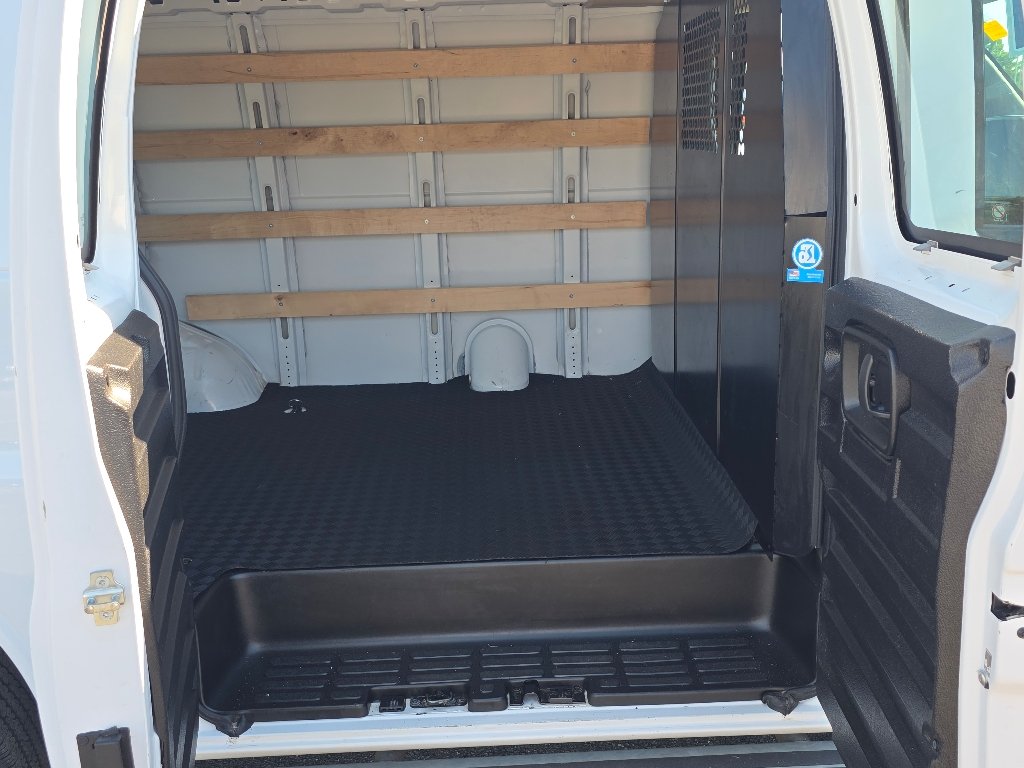 Used 2025 Summit White Chevrolet Work Van image 25