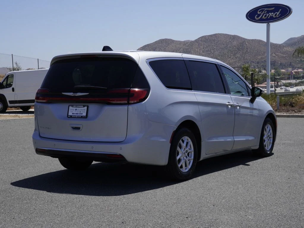 2023 Chrysler Pacifica Touring L - Photo 3