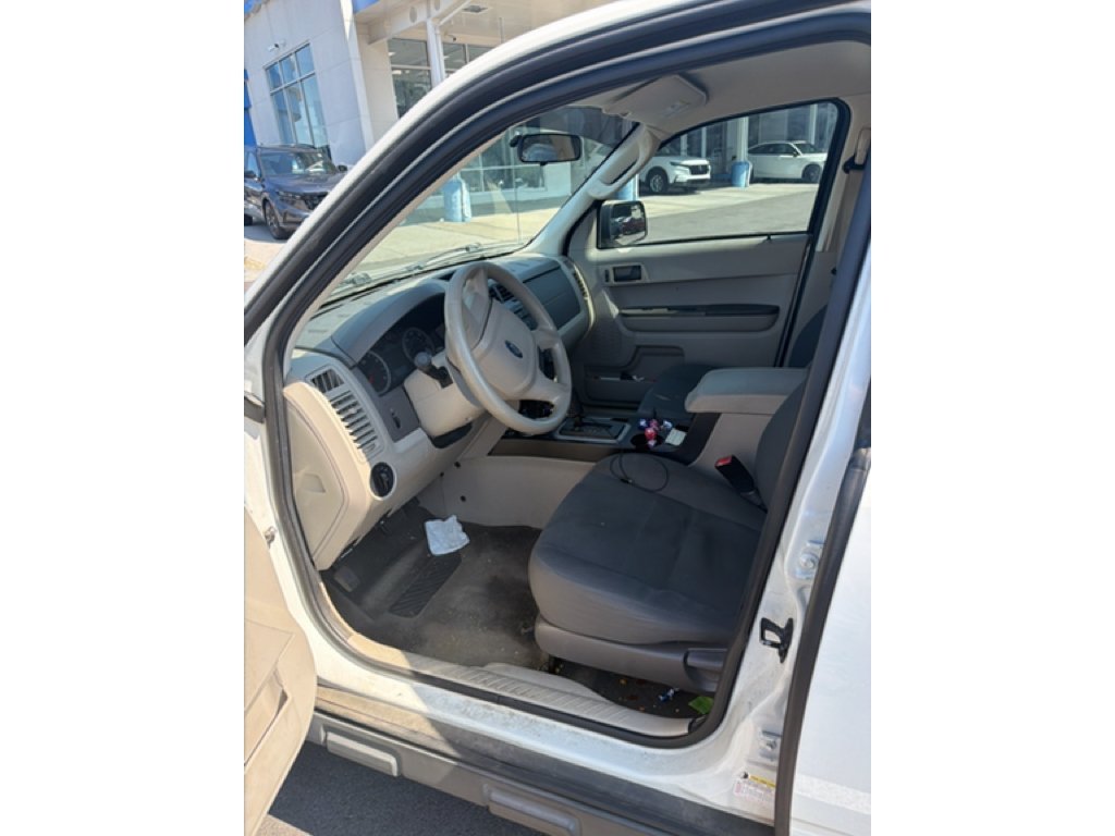 Used 2010 Oxford White (Fleet) Ford XLS image 1