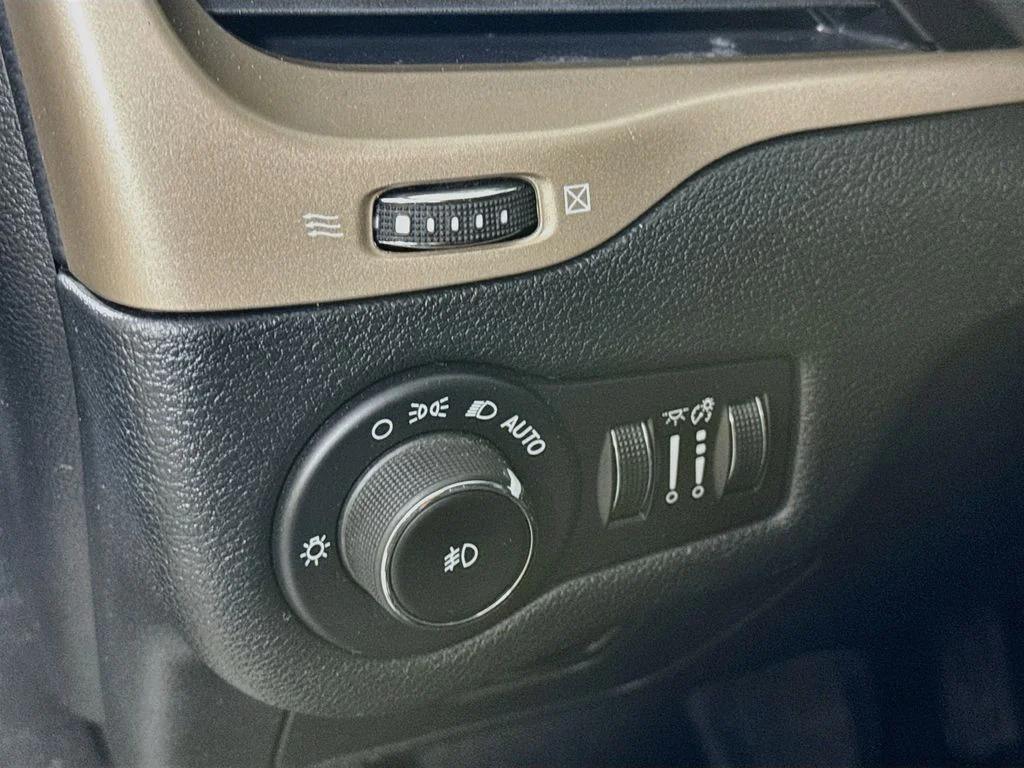 Used 2016 Black Jeep Latitude image 10