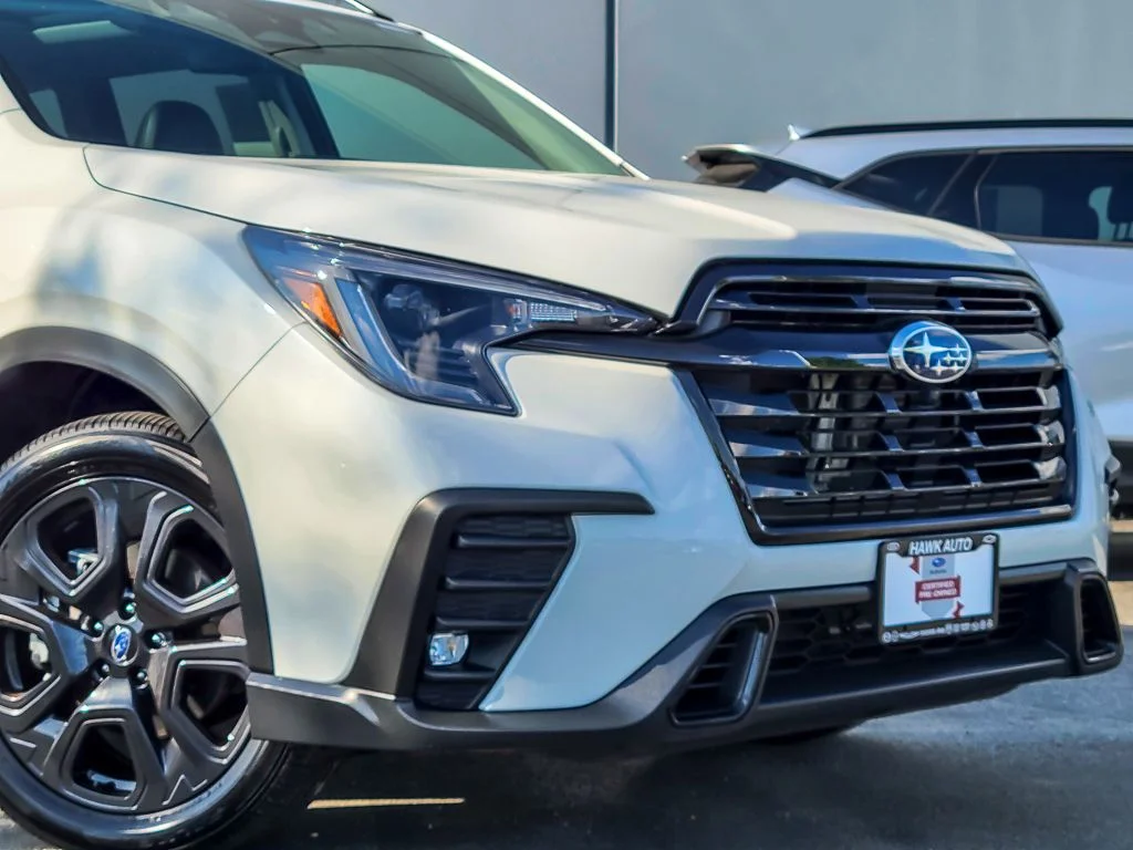 Used 2025 White Subaru Onyx Edition Touring image 2