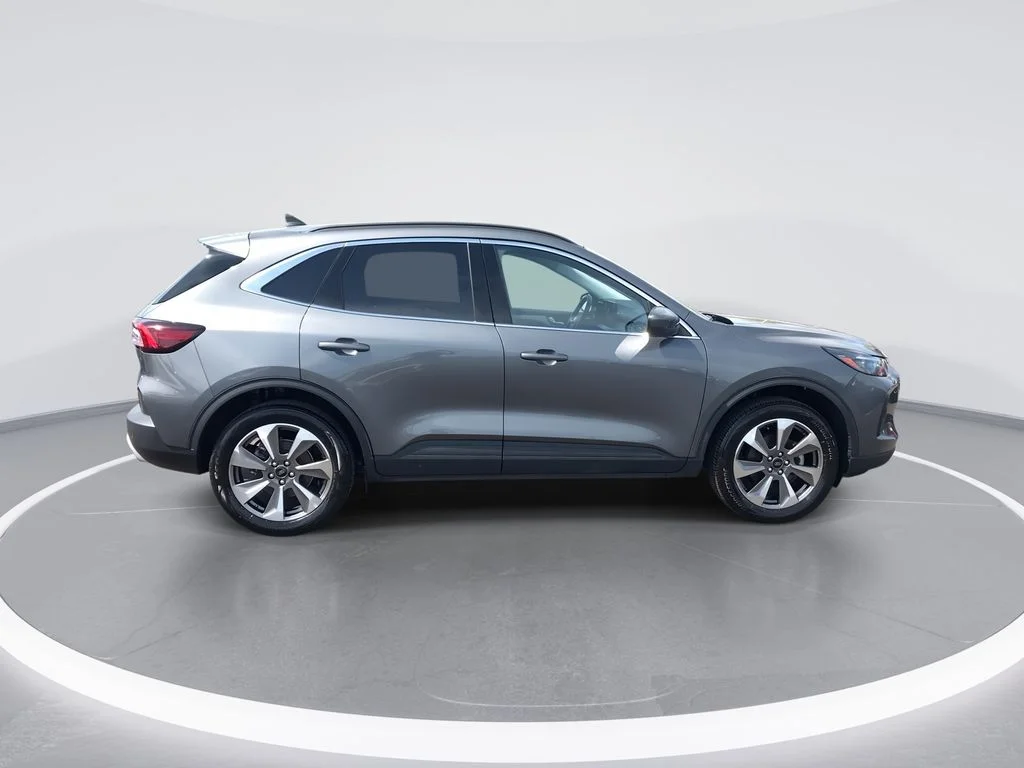 Used 2025  Ford Platinum image 9