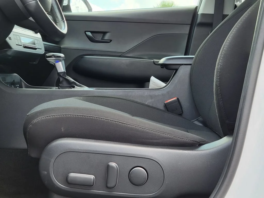 Used 2025 White Hyundai SEL image 22