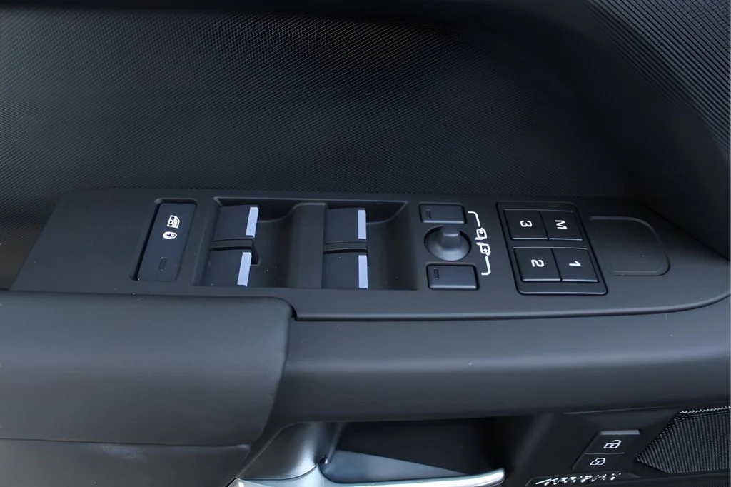 2025 Land Rover Defender X-Dynamic SE - Photo 11