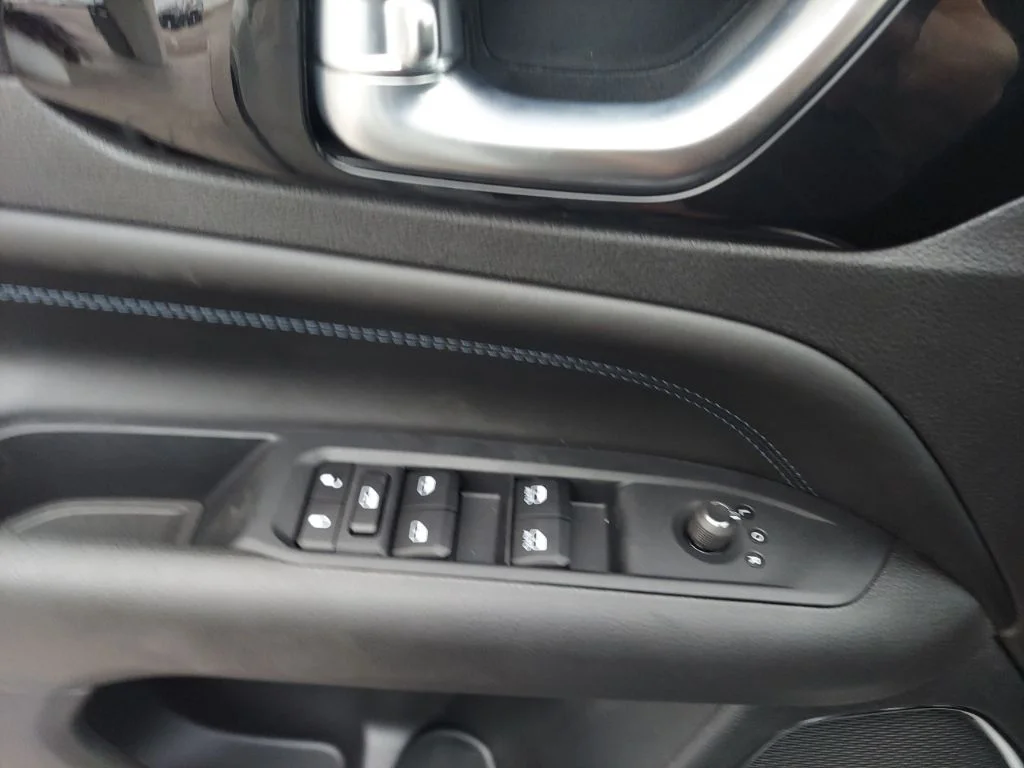 New 2026 Bright White Clearcoat Jeep Latitude image 16