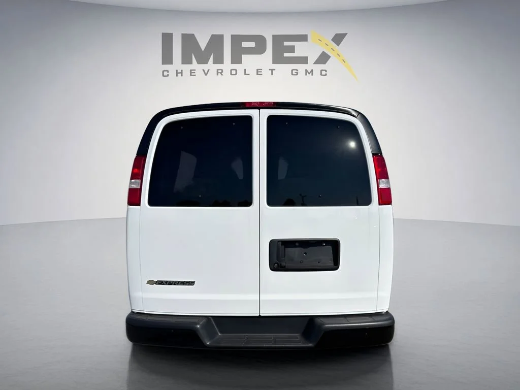 Used 2025 Summit White Chevrolet 1LS image 3
