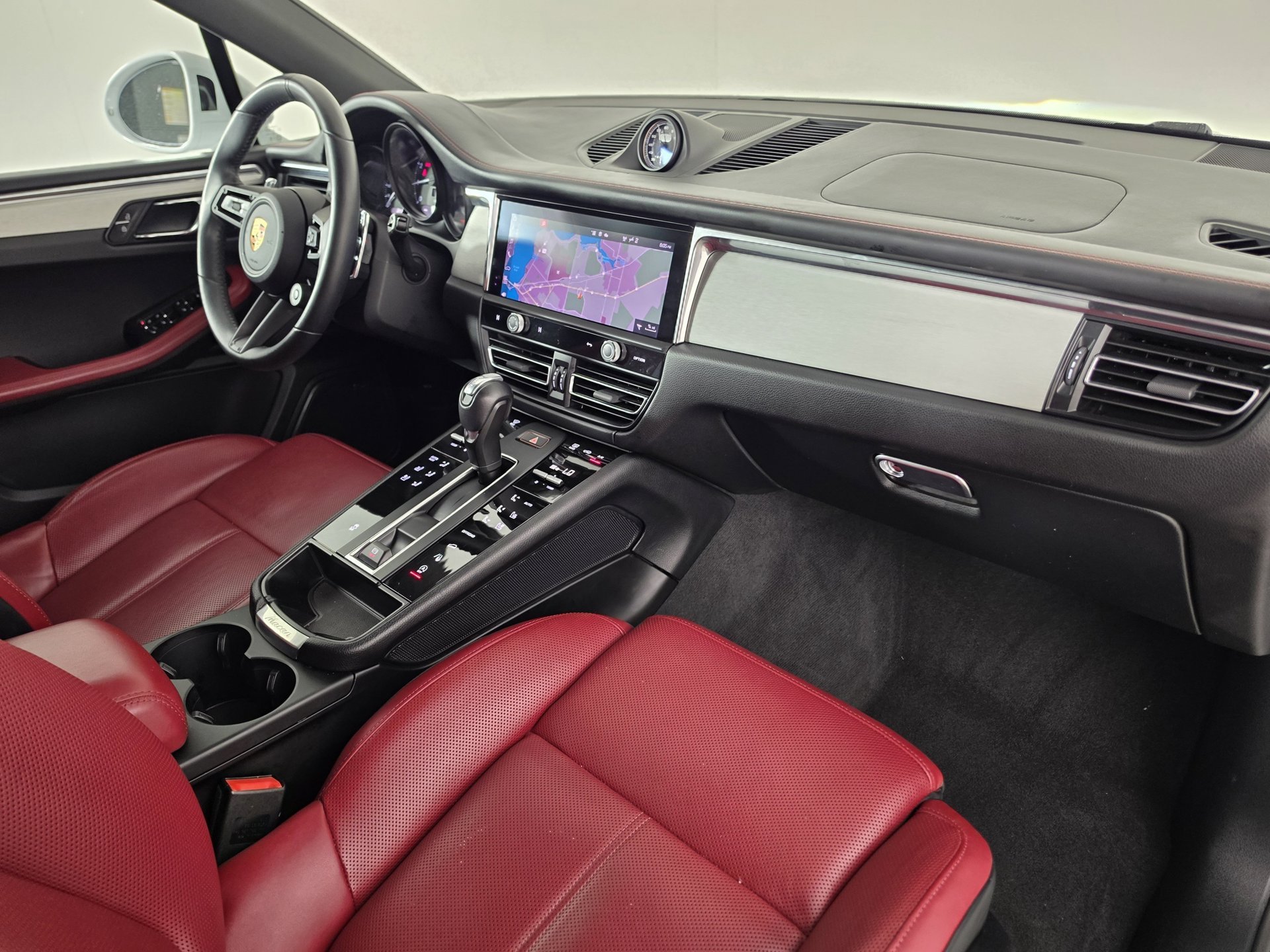 2025 Porsche Macan T - Photo 39