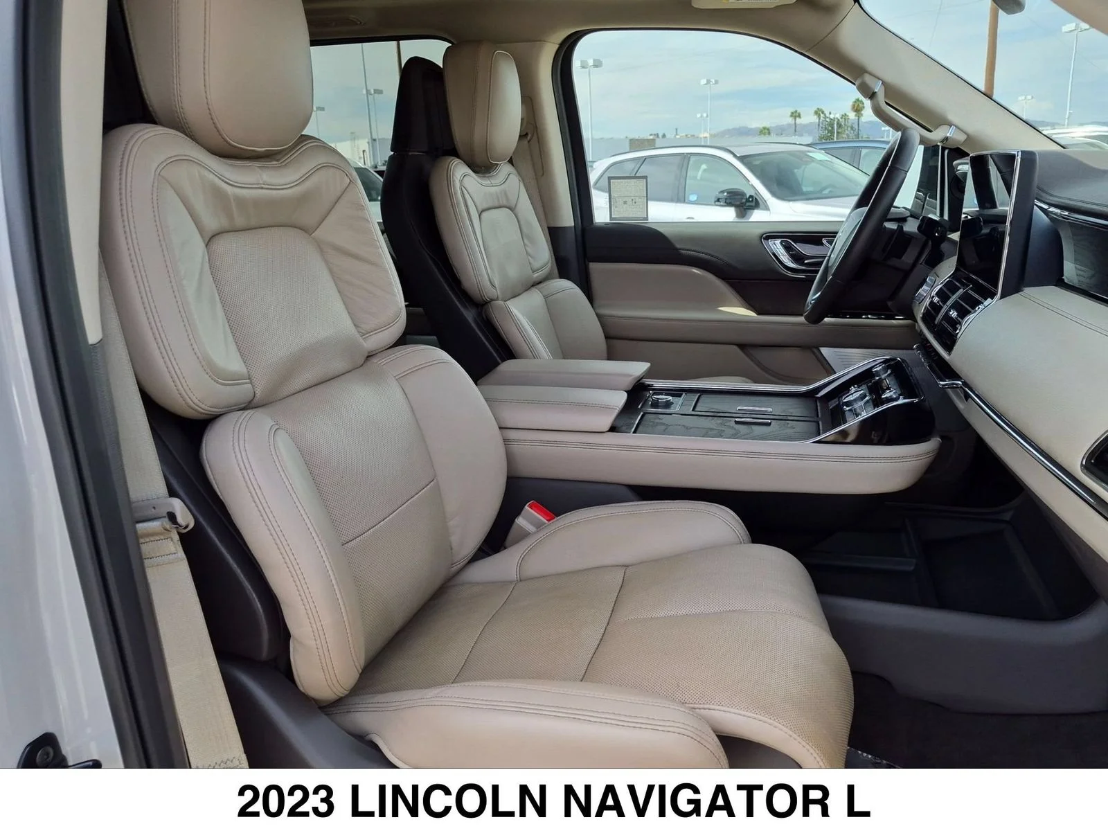 Used 2023 White Lincoln Reserve image 26