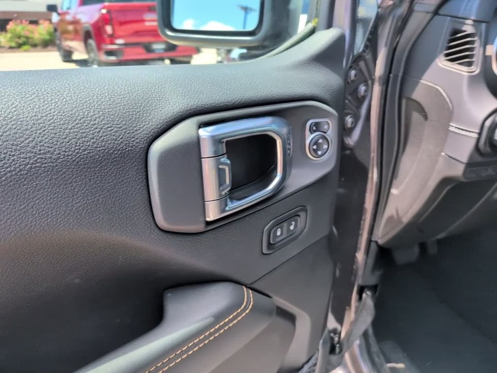New 2025 Granite Crystal Metallic Clear-Coat Exterior Paint Jeep Sahara image 19