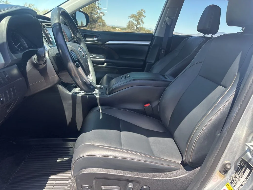 Used 2019 Silver Toyota XLE image 9