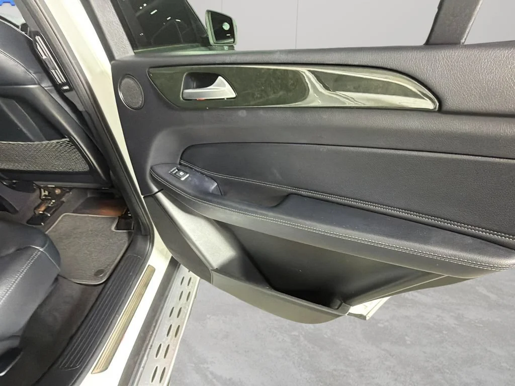 Used 2019 Red Mercedes-Benz 4MATIC® image 38