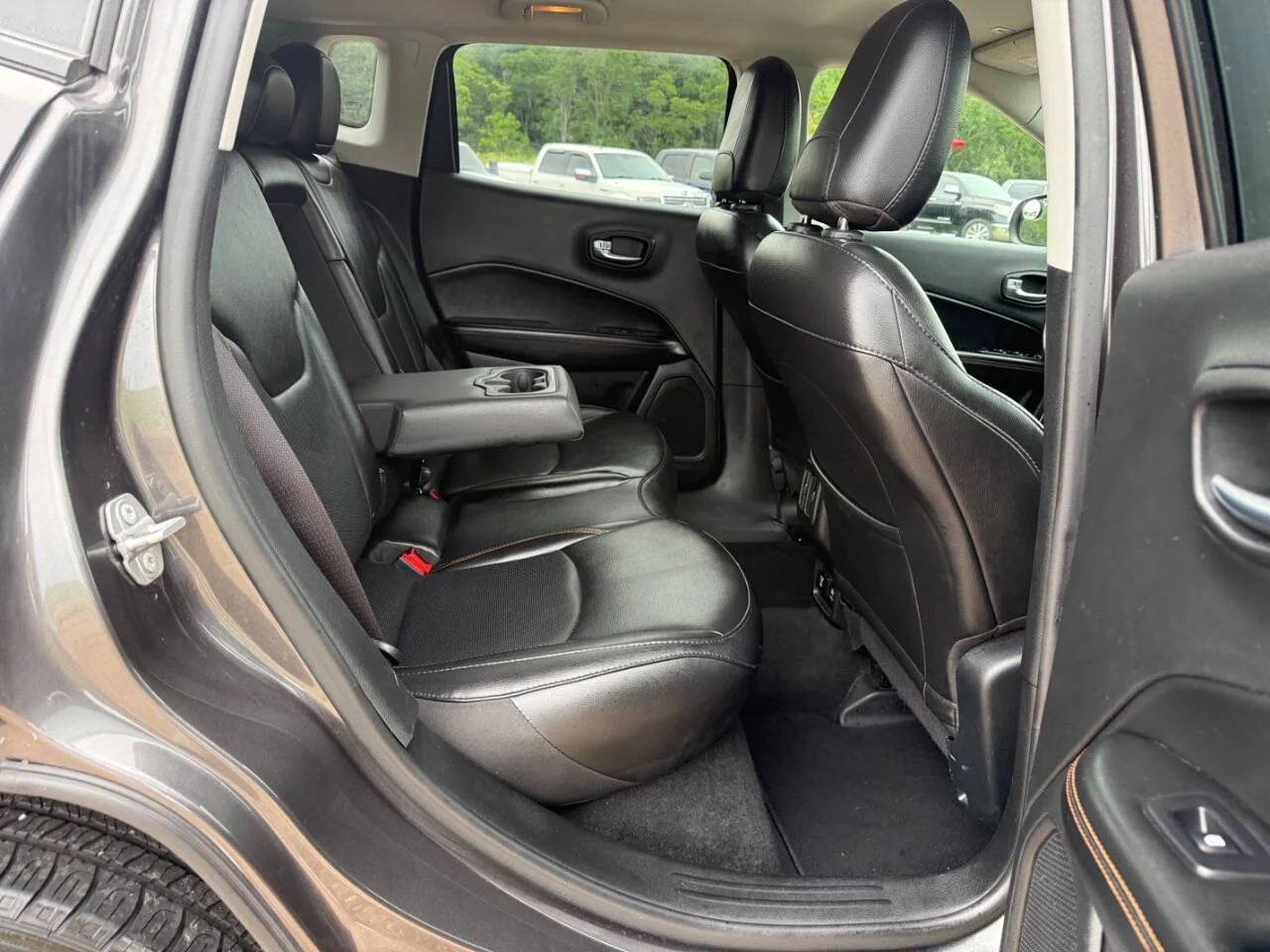 Used 2019 Charcoal Jeep Limited 4x4 4dr SUV image 11