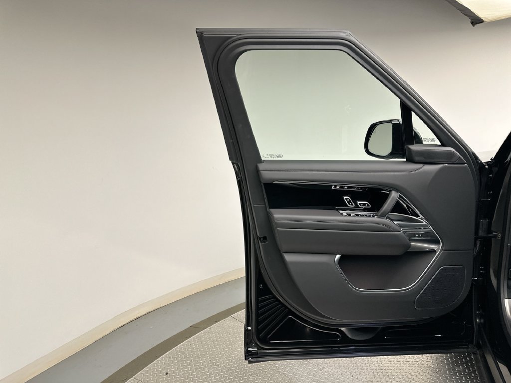 New 2027 Santorini Black Metallic Land Rover SE image 9