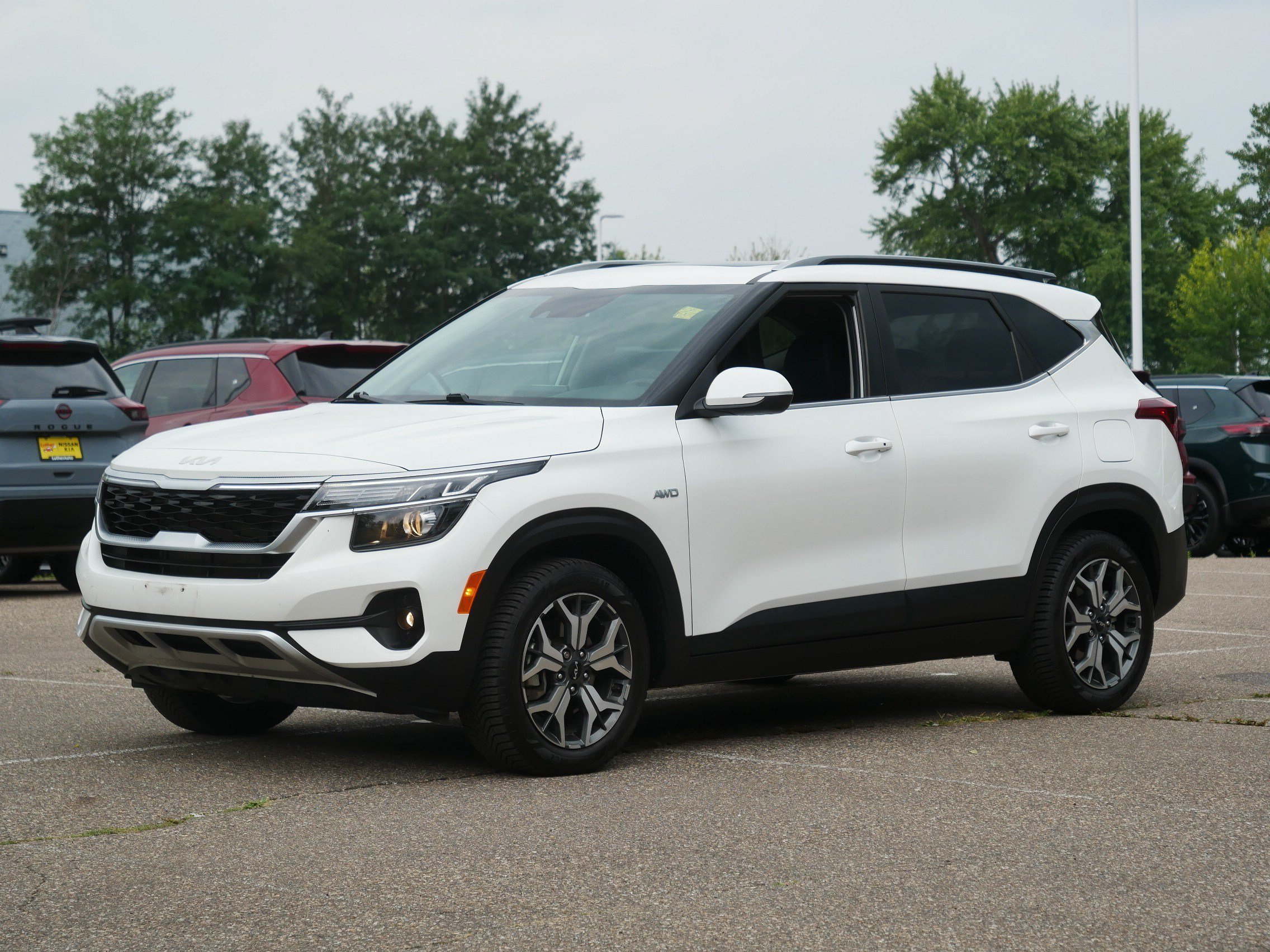 Used 2023 Snow White Pearl Kia EX image 3