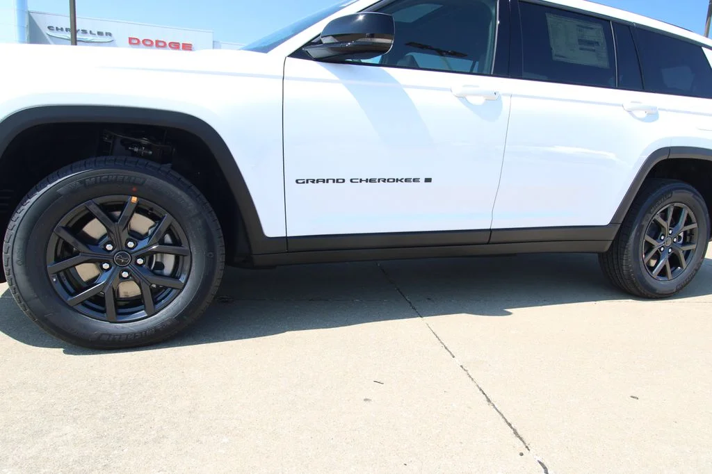 New 2027 Bright White Clear-Coat Paint Jeep Laredo Altitude image 11