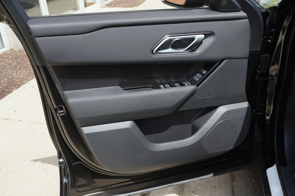 New 2026 Santorini Black Land Rover Dynamic SE image 11