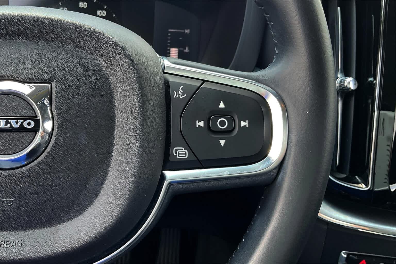 Used 2019 Onyx Black Metallic Volvo Momentum image 24