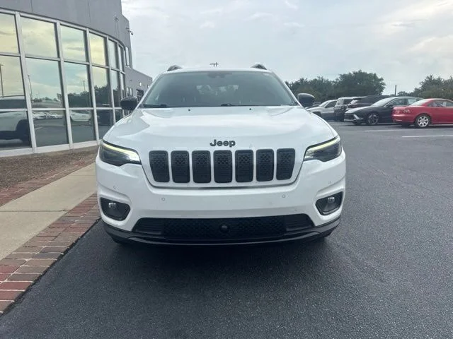 Used 2023 White Jeep Altitude image 3