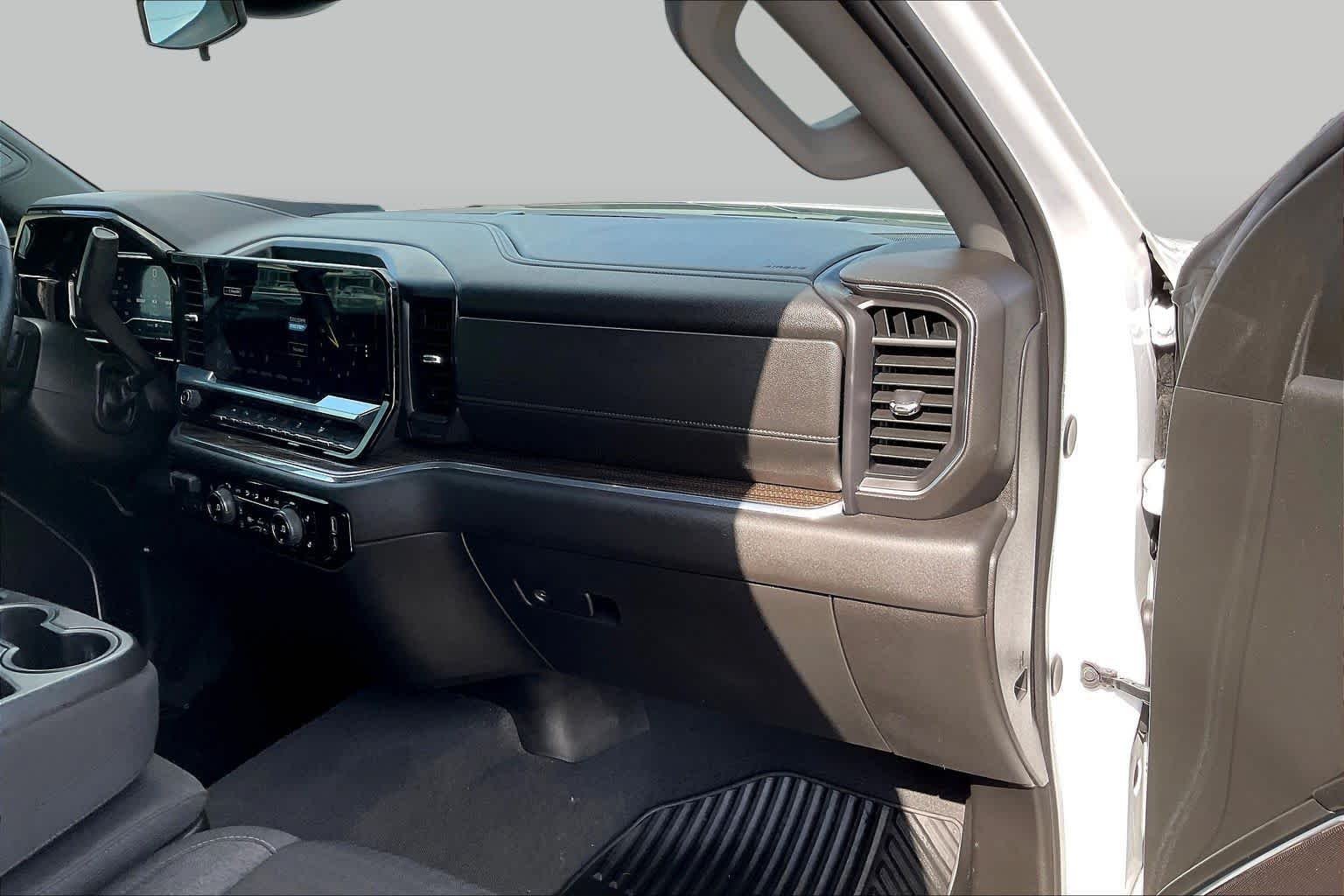 Used 2024 Summit White Chevrolet LT image 18