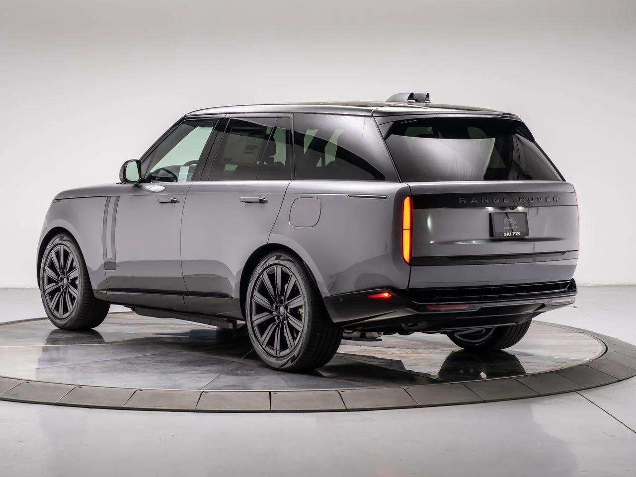 New 2026 Eiger Grey Land Rover P550e SE image 3