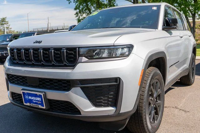 New 2026 Silver Zynith Exterior Paint Jeep Altitude image 2