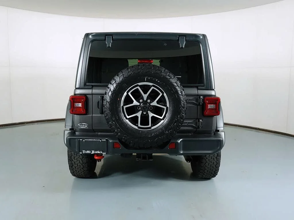 Certified Used 2025 Granite Crystal Clearcoat Metallic Jeep Rubicon image 4