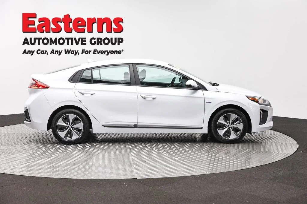 Used 2019 White Hyundai Base image 4