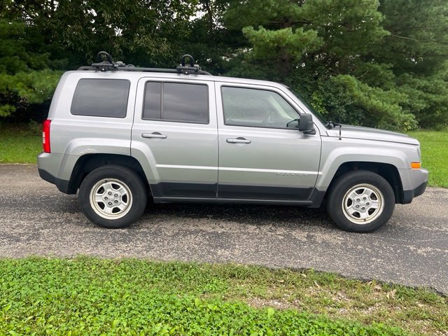 Used 2015 Billet Silver Metallic Jeep Sport image 2