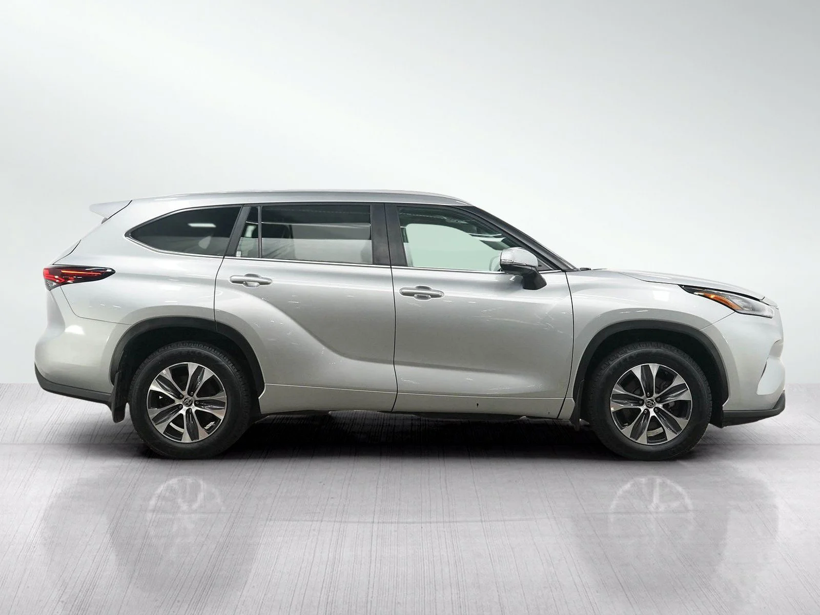Used 2024 Silver Toyota XLE AWD (Natl) image 6