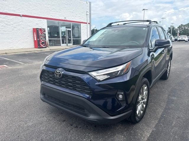 Used 2023  Toyota XLE Premium image 3