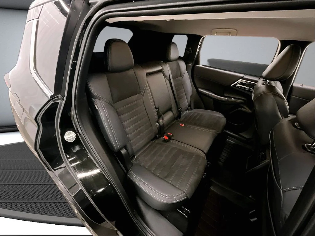 Used 2023 Black Mitsubishi SE image 25