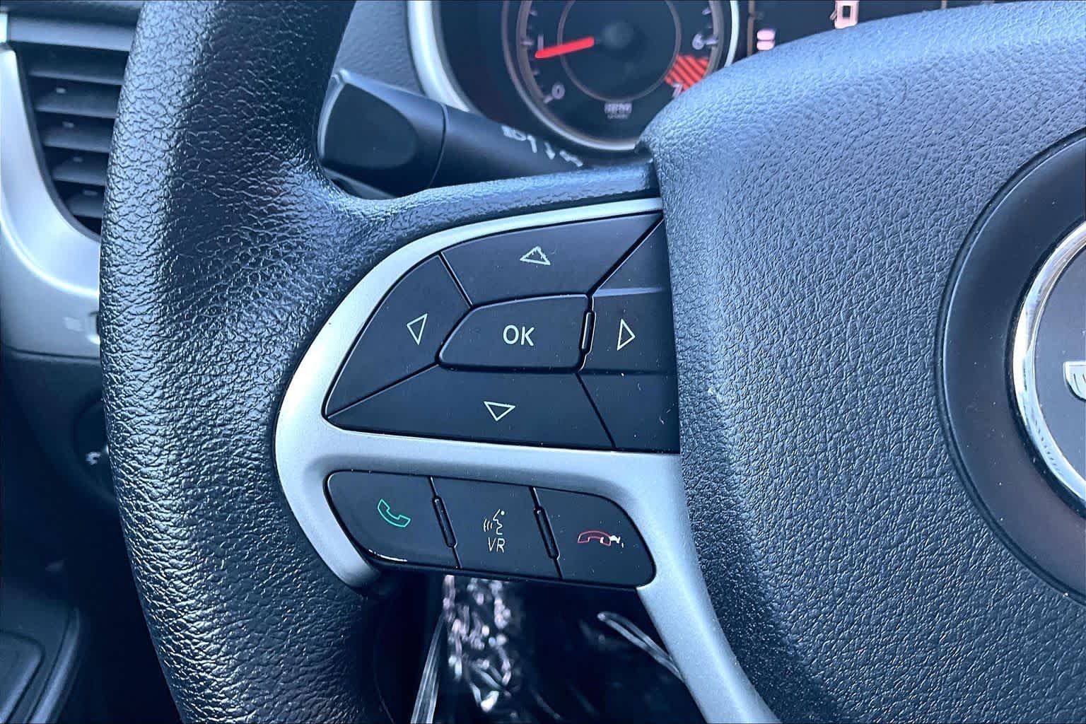 Used 2015 Cashmere Pearlcoat Jeep Sport image 24