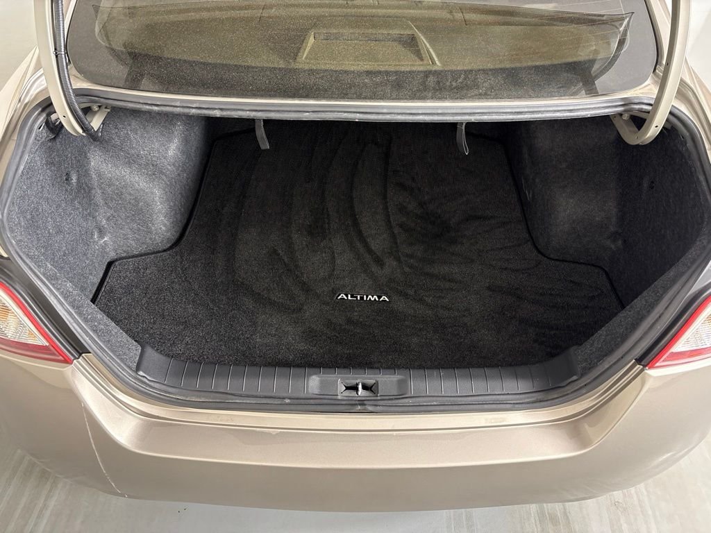 Used 2013 Beige Nissan 2.5 SV image 18