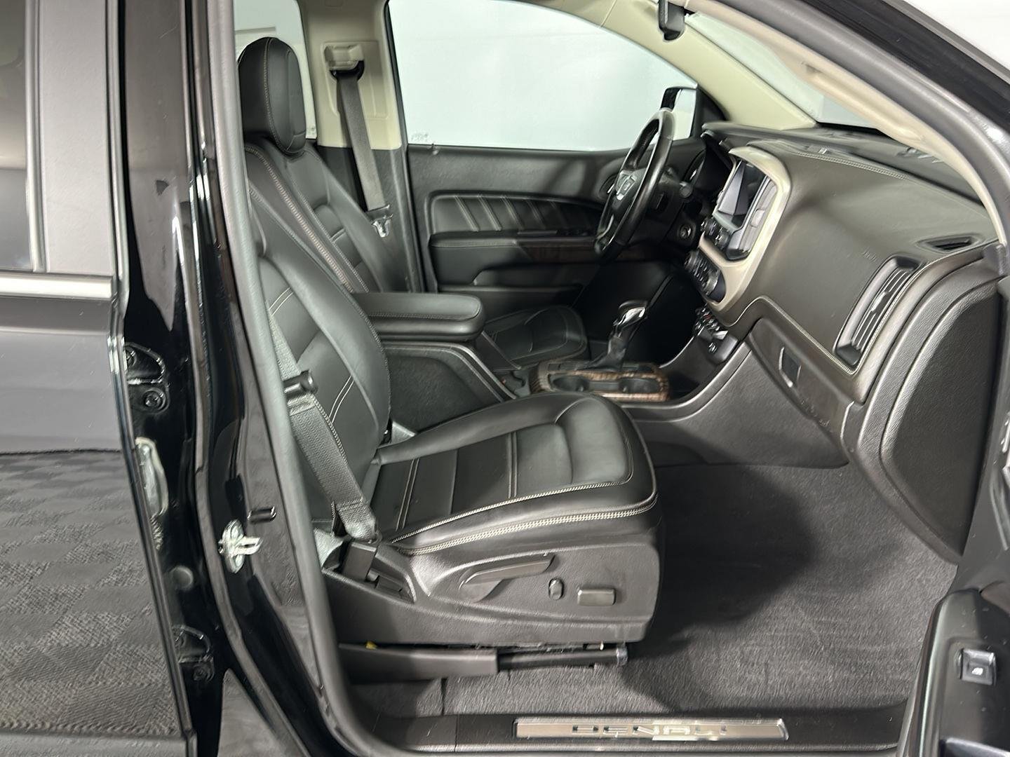 Used 2022 Onyx Black GMC 4WD Denali image 28