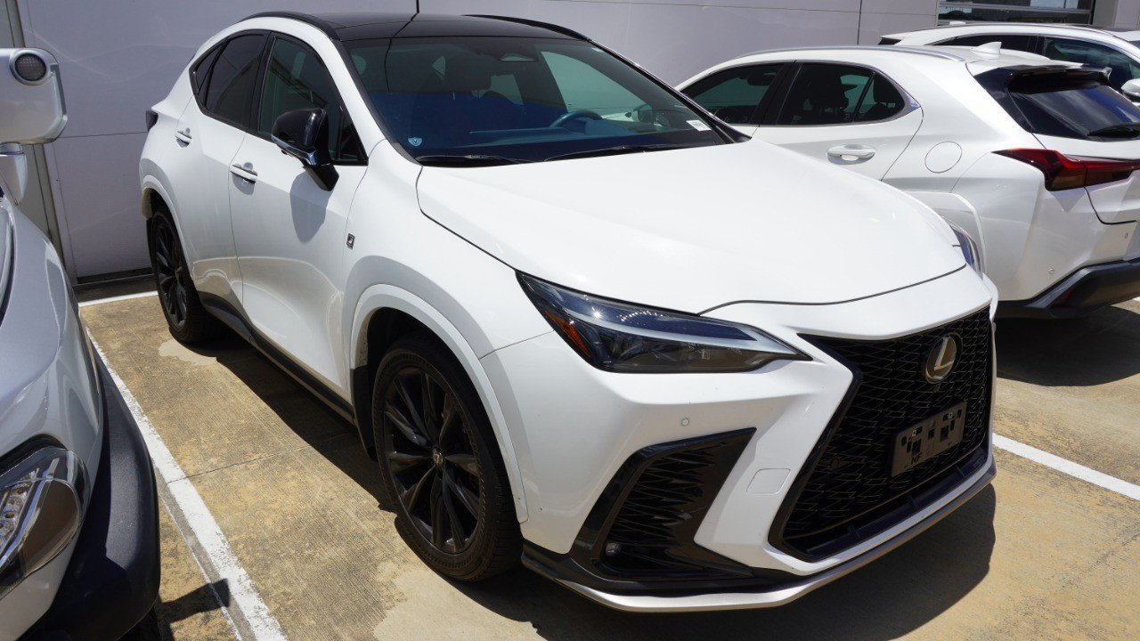 Used 2024 White Lexus NX 350 F SPORT Handling image 3