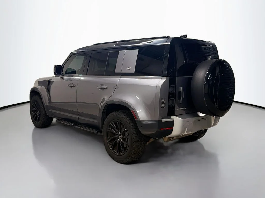 Used 2021 Eiger Grey Metallic Land Rover SE image 3