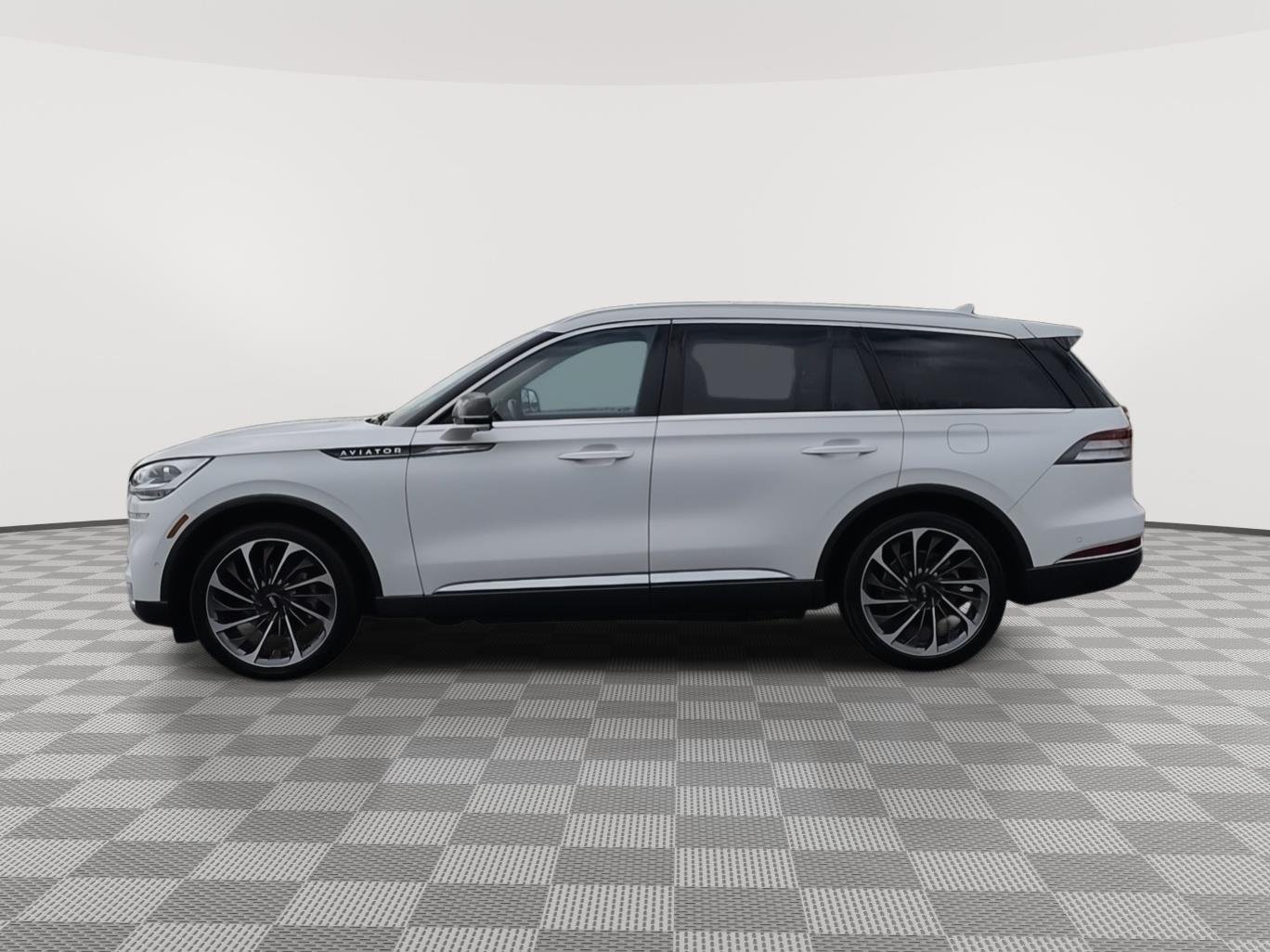 Used 2020 Pristine White Metallic Tri-Coat Lincoln Reserve image 24
