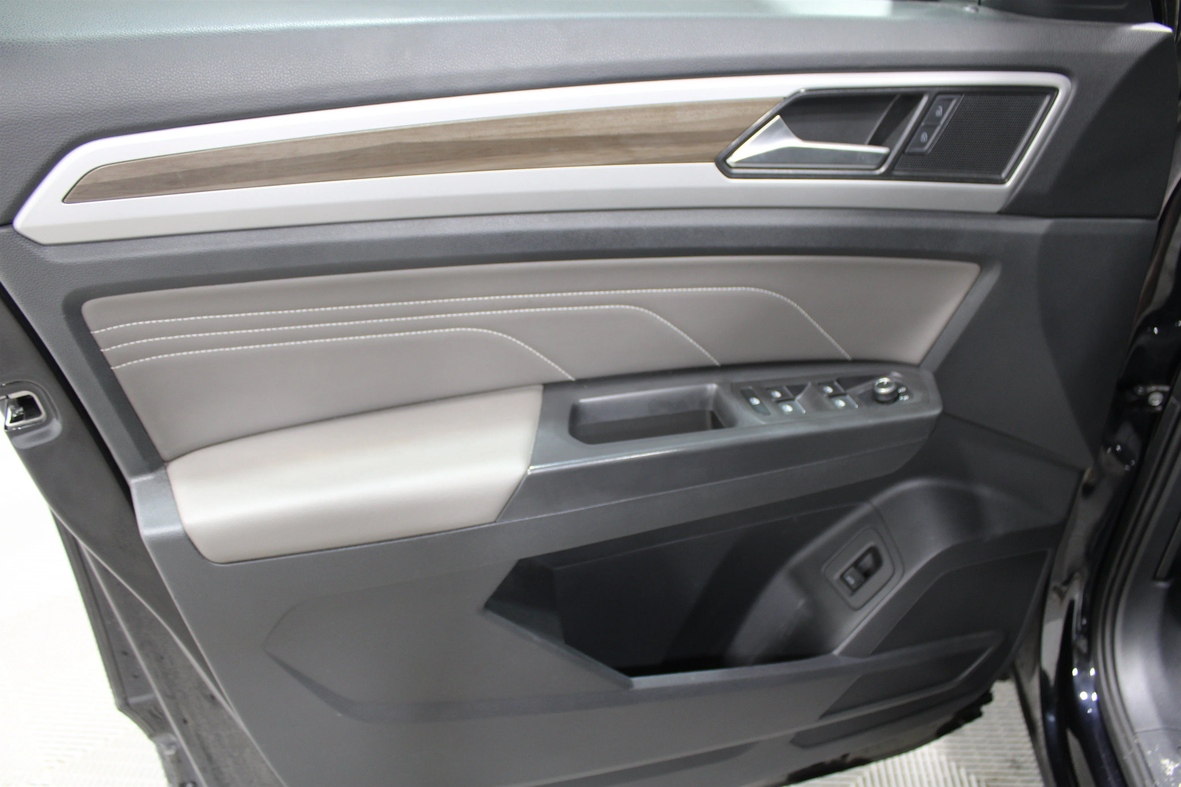 2023 Volkswagen Atlas SEL - Photo 6