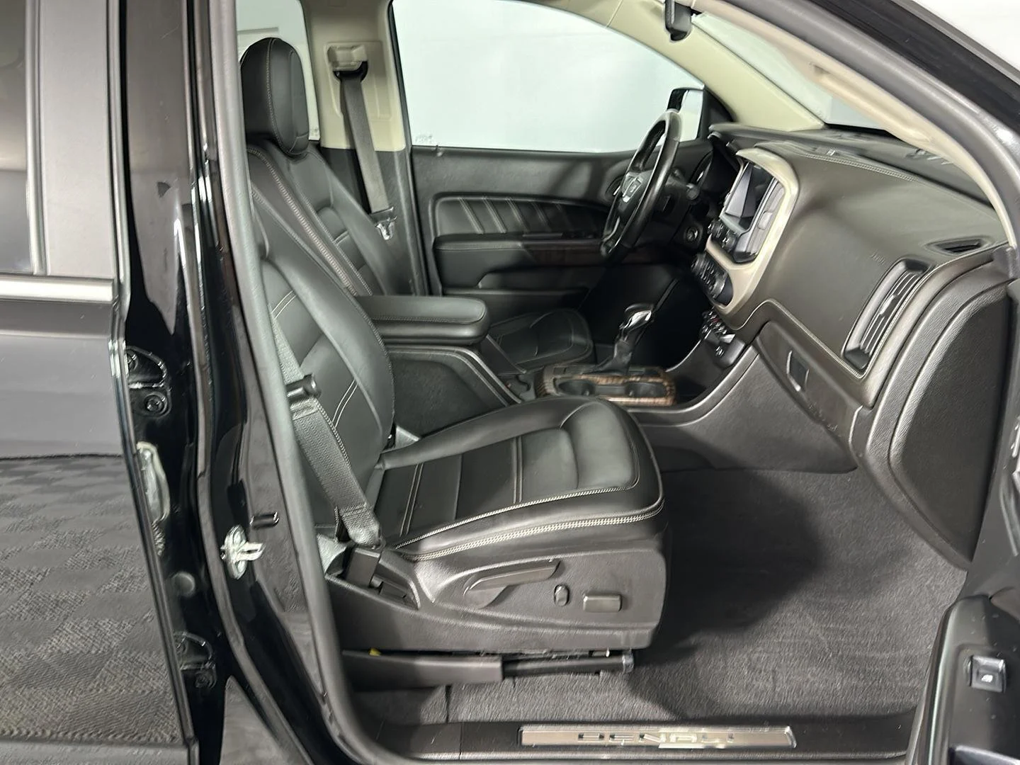 Used 2022 Onyx Black GMC 4WD Denali image 28