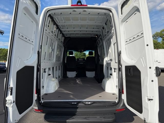 New 2026 Arctic White Mercedes-Benz Cargo 144 WB image 31