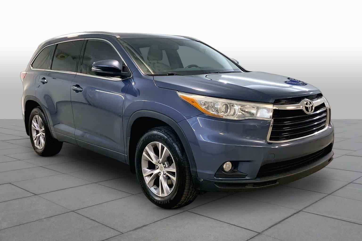 Used 2015 Shoreline Blue Pearl Toyota XLE image 2