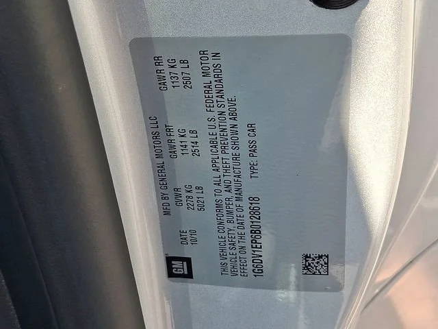Used 2011 RADIANT SILVER METALLIC Cadillac RWD image 26